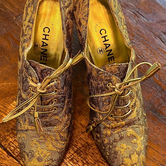 VINTAGE CHANEL gold shoes - Picture 2 of 8